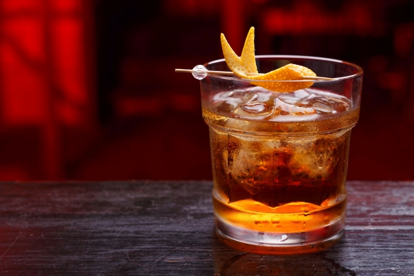 Tummine kange kokteil Old Fashioned kalvadosega