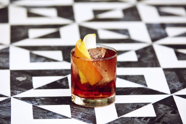 Värske greibikoorega Negroni kokteil